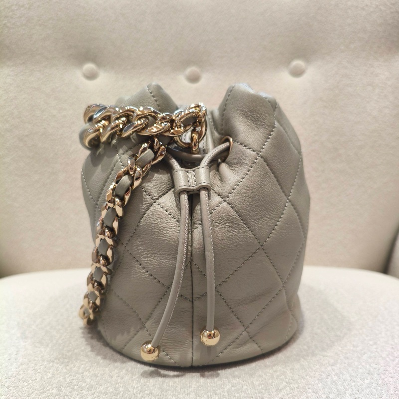 🆕 全新 CHANEL香奈兒 22C 金標雙C Logo 菱格絎縫皮穿鏈芯片款抽帶 小羊皮水桶包單肩包斜挎包 ✅正品-4