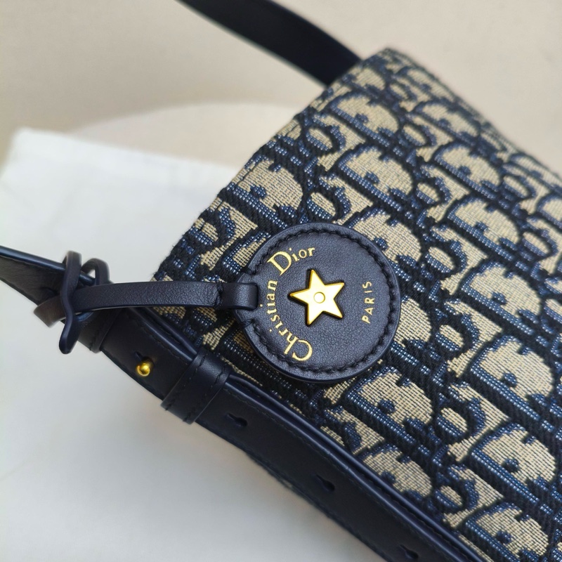 ✨99新 DIOR/迪奧 Dior star Oblique印花 星星掛飾水桶包手提包單肩包 迷你 藍色 25年標 ✅正品-7