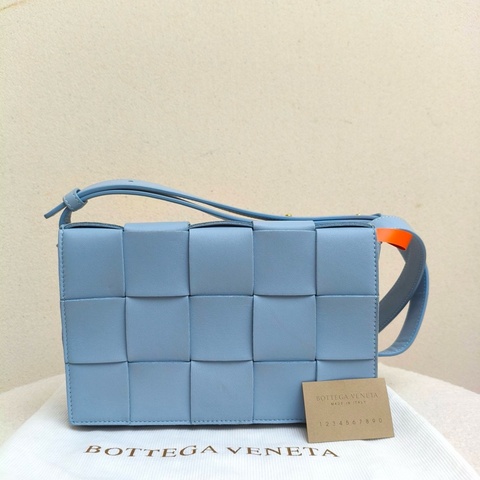 🆕全新 Bottega Veneta葆蝶家 CASSETTE 枕頭包 Intreccio編織磁扣開合豆腐包單肩包斜挎包 小號 淺藍色 💙正品