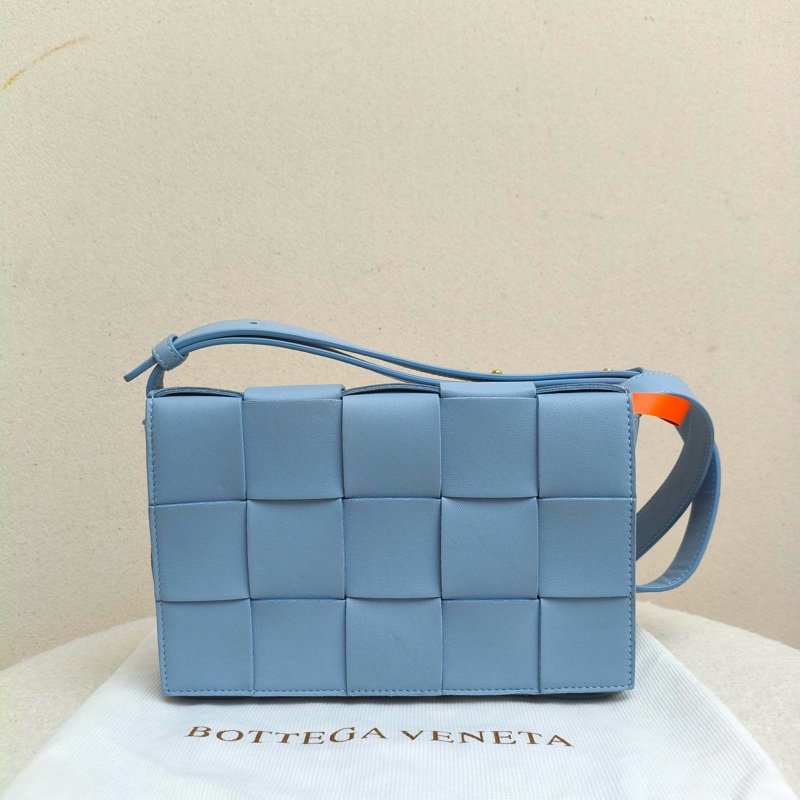 🆕全新 Bottega Veneta葆蝶家 CASSETTE 枕頭包 Intreccio編織磁扣開合豆腐包單肩包斜挎包 小號 淺藍色 💙正品-1