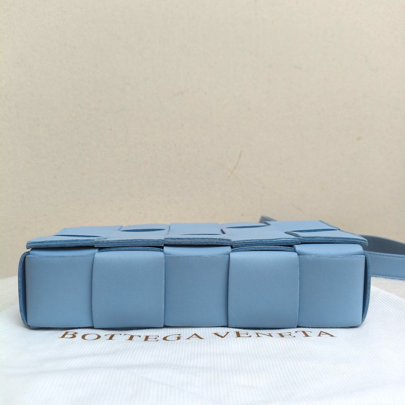 🆕全新 Bottega Veneta葆蝶家 CASSETTE 枕頭包 Intreccio編織磁扣開合豆腐包單肩包斜挎包 小號 淺藍色 💙正品-5