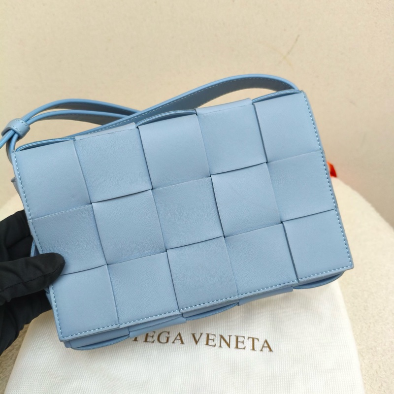 🆕全新 Bottega Veneta葆蝶家 CASSETTE 枕頭包 Intreccio編織磁扣開合豆腐包單肩包斜挎包 小號 淺藍色 💙正品-8