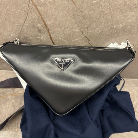 「全新未使用過」Prada Triangle Leather Crossbody Bag 黑色三角斜背包