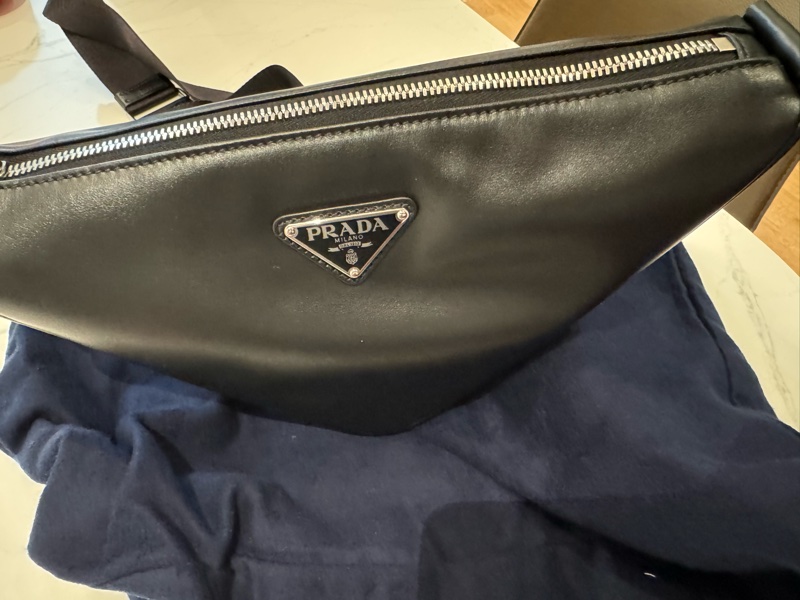 「全新未使用過」Prada Triangle Leather Crossbody Bag 黑色三角斜背包-3