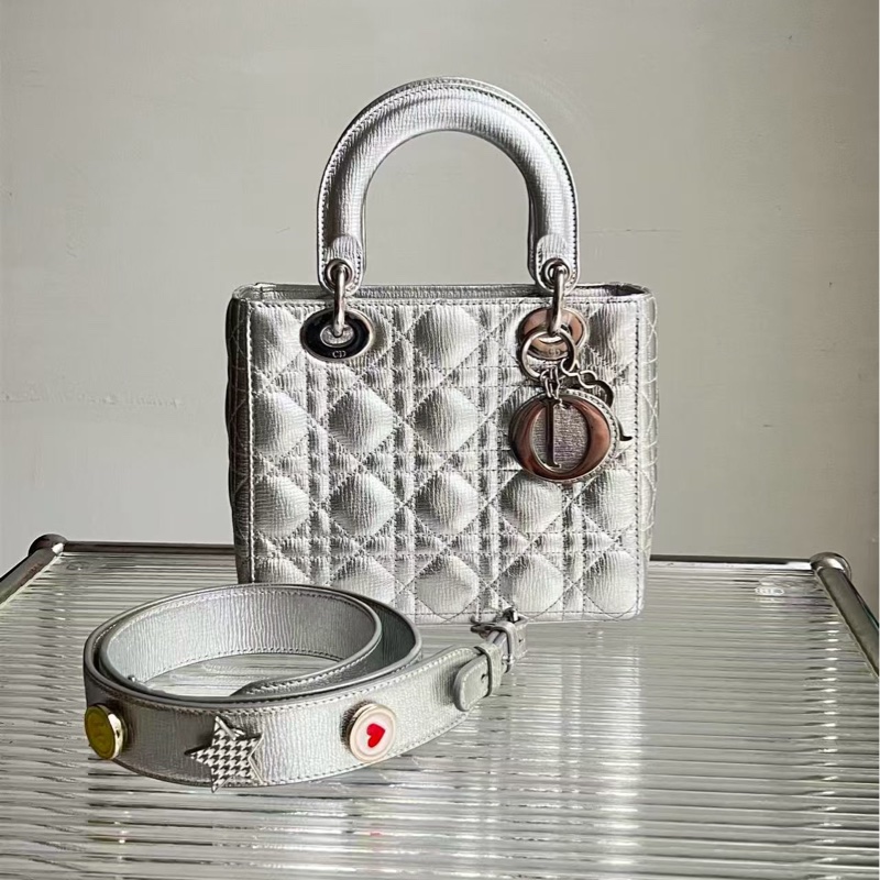 Dior/迪奧四格戴妃包,銀色新章 保存好好,表面亮,尺寸:20 × 16.5cm-0