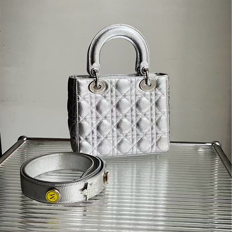 Dior/迪奧四格戴妃包,銀色新章 保存好好,表面亮,尺寸:20 × 16.5cm-1