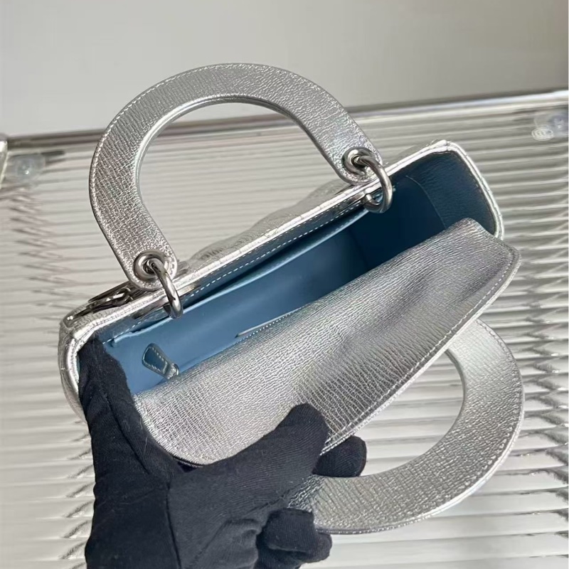 Dior/迪奧四格戴妃包,銀色新章 保存好好,表面亮,尺寸:20 × 16.5cm-4