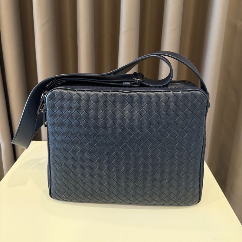 Bottega Veneta 寶緹嘉BV 黑色 全皮經典編織 拉鍊斜背包-1