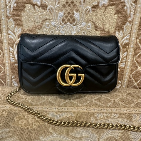Gucci 黑牛皮霧金釦山型紋SuperMiniMarmont斜背鏈包