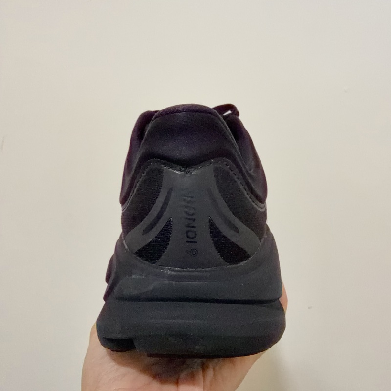 HOKA Clifton 10 Wide路跑鞋 寬楦 黑武士 二手 9成新 少穿 附上原廠鞋盒 尺寸:9/42.5-4