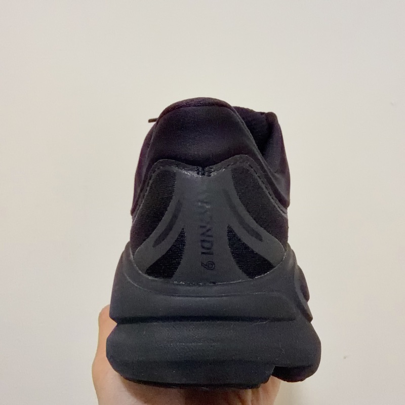 HOKA Clifton 10 Wide路跑鞋 寬楦 黑武士 二手 9成新 少穿 附上原廠鞋盒 尺寸:9/42.5-8