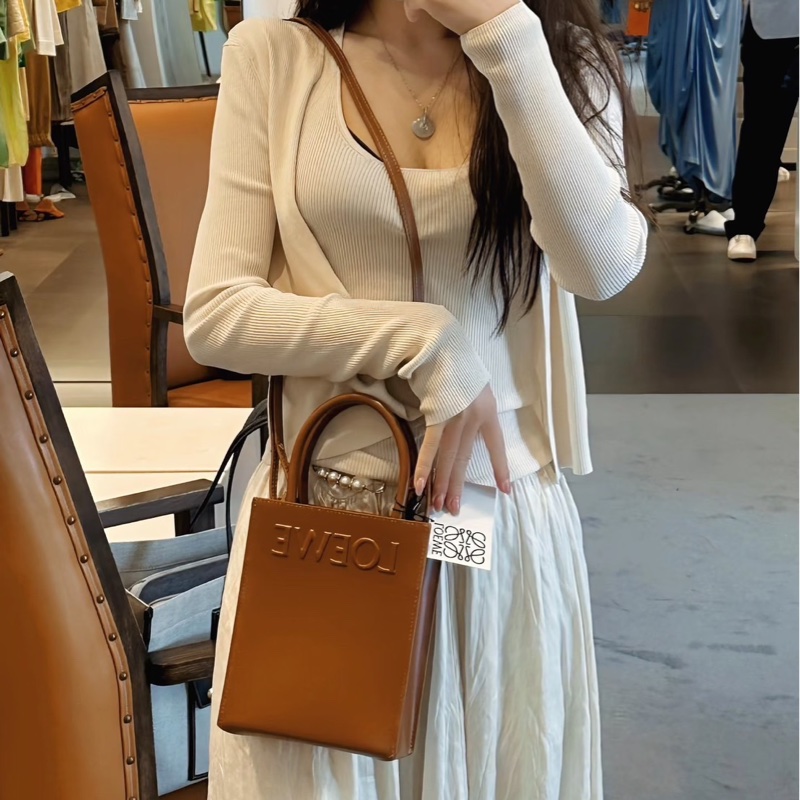 莉亞精品♡Loewe 棕色皮革琴譜包 二手-1