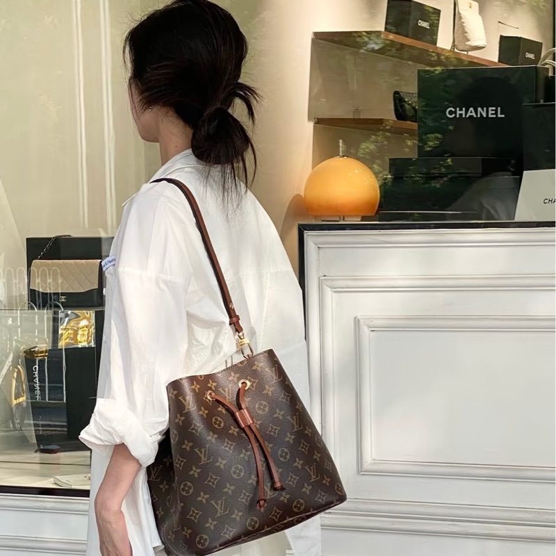 莉亞精品♡ LV M44887老花水桶包咖色 二手美包-1