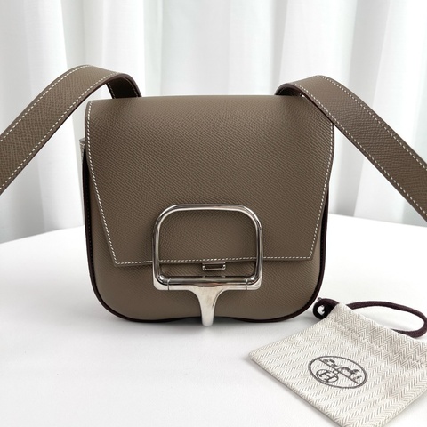 99新🆕HERMES愛馬仕 Della Cavalleria 銀扣 Epsom小牛皮 斜挎包 迷你 18 Etoupe大象灰✅正品