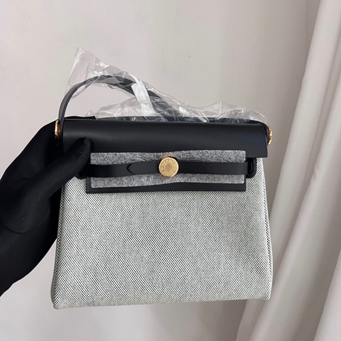 🆕全新 Hermes 愛馬仕mini herbag20 黑米拼綠帆布包 手提包單肩包斜挎包 金扣 w刻 ✅正品