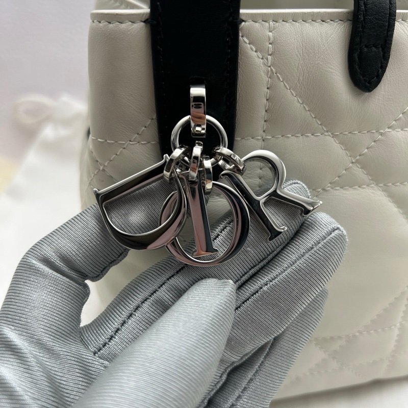 99新 迪奧/Dior Toujours土著 mini 微型竪版 奶白色拼黑色藤格紋手提包斜挎包 銀扣 25編 ✅正品-7