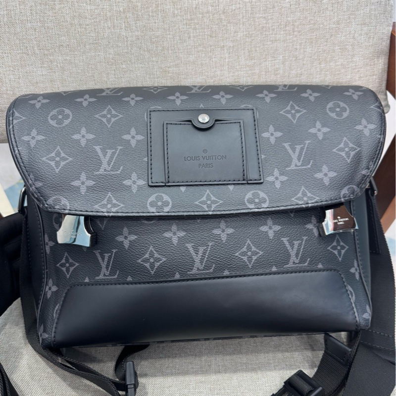 路易威登/Louis Vuitton VOYAGER 小號郵差包-0