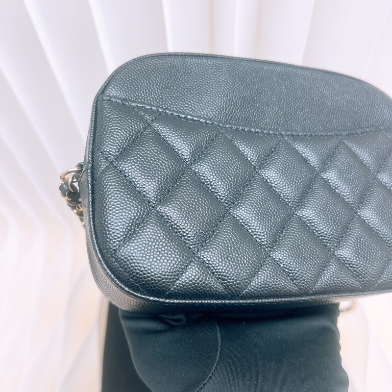 Chanel 黑金牛皮相機包-9
