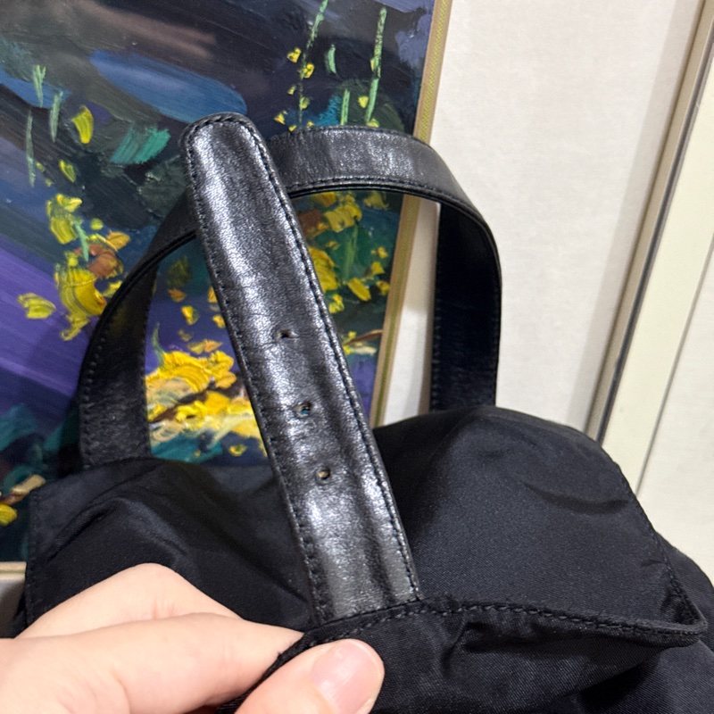 🏅狀態不錯9新✨好揹 好看 好輕的PRADA經典黑色尼龍後背包 小號 牛皮拚皮穿鏈-35