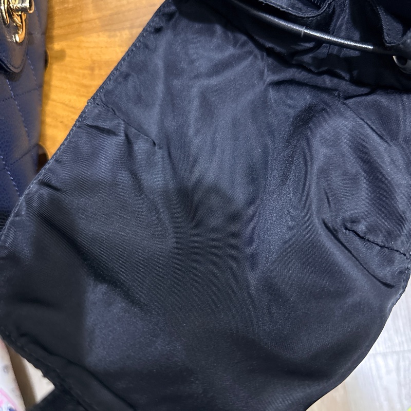 🏅狀態不錯9新✨好揹 好看 好輕的PRADA經典黑色尼龍後背包 小號 牛皮拚皮穿鏈-37