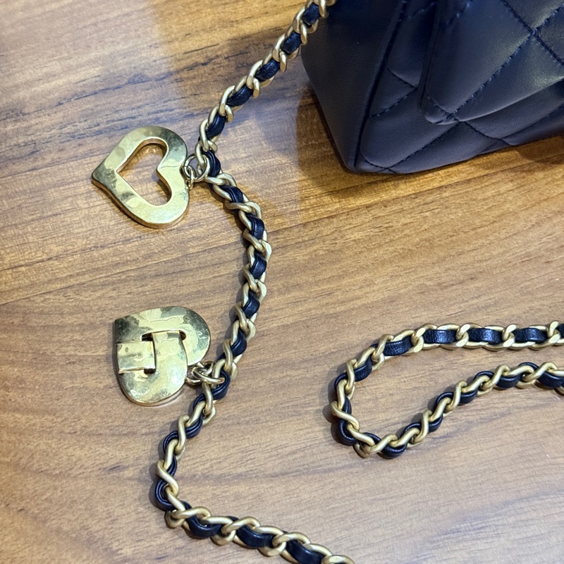 🏅未使用品99新✨晶片款💫超美千金風 香奈兒黑金CF 愛心墜飾 翻蓋口蓋包-34
