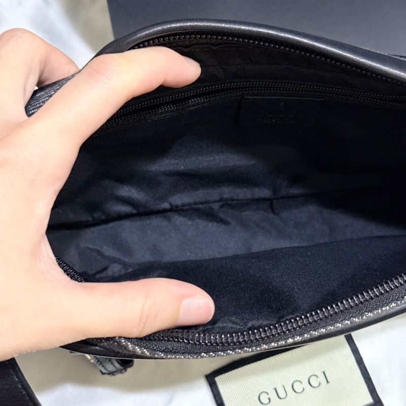 95新🏅正櫃款Gucci灰黑色 老花 可當胸口包 肩背包 腋下包-14