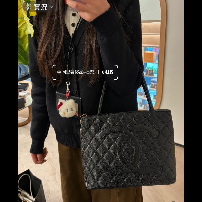 Chanel 香奈兒 復古大雙C金幣吊飾 希爾頓包 黑色荔枝紋牛皮托特包/肩背包-1