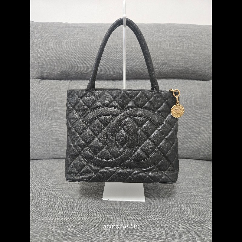 Chanel 香奈兒 復古大雙C金幣吊飾 希爾頓包 黑色荔枝紋牛皮托特包/肩背包-4