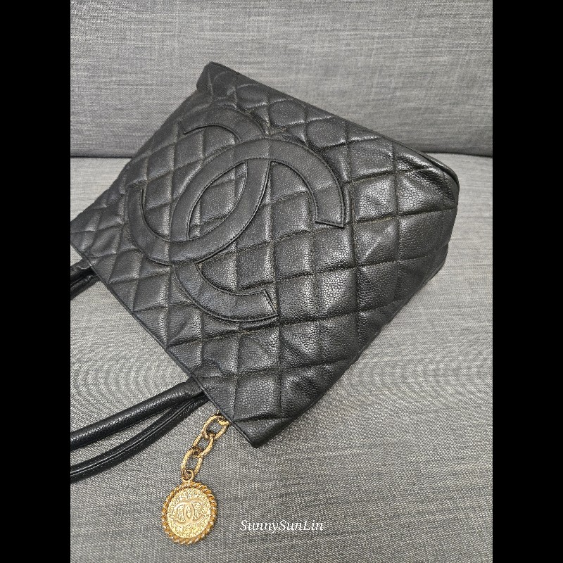 Chanel 香奈兒 復古大雙C金幣吊飾 希爾頓包 黑色荔枝紋牛皮托特包/肩背包-5