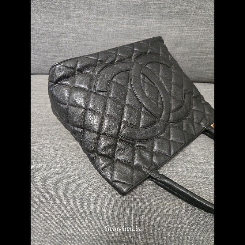 Chanel 香奈兒 復古大雙C金幣吊飾 希爾頓包 黑色荔枝紋牛皮托特包/肩背包-6