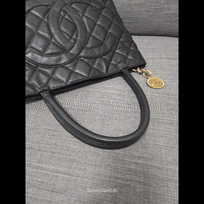 Chanel 香奈兒 復古大雙C金幣吊飾 希爾頓包 黑色荔枝紋牛皮托特包/肩背包-7