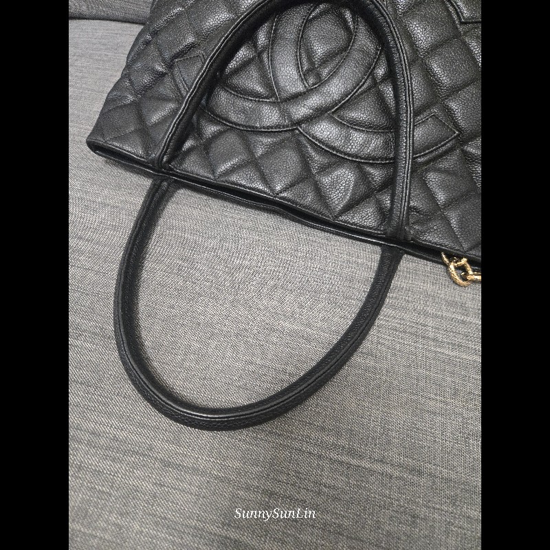 Chanel 香奈兒 復古大雙C金幣吊飾 希爾頓包 黑色荔枝紋牛皮托特包/肩背包-9