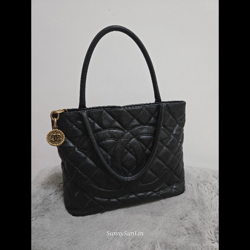 Chanel 香奈兒 復古大雙C金幣吊飾 希爾頓包 黑色荔枝紋牛皮托特包/肩背包-10
