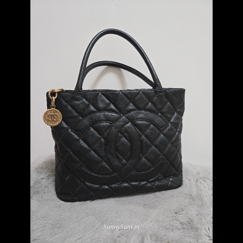 Chanel 香奈兒 復古大雙C金幣吊飾 希爾頓包 黑色荔枝紋牛皮托特包/肩背包-11