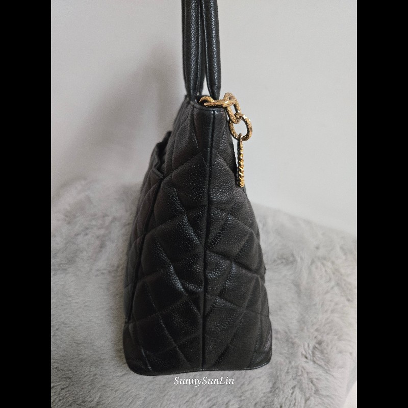 Chanel 香奈兒 復古大雙C金幣吊飾 希爾頓包 黑色荔枝紋牛皮托特包/肩背包-24