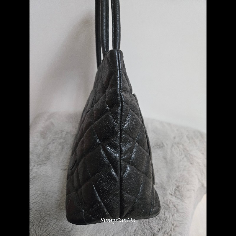 Chanel 香奈兒 復古大雙C金幣吊飾 希爾頓包 黑色荔枝紋牛皮托特包/肩背包-25