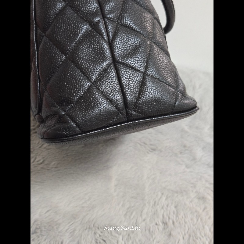 Chanel 香奈兒 復古大雙C金幣吊飾 希爾頓包 黑色荔枝紋牛皮托特包/肩背包-30