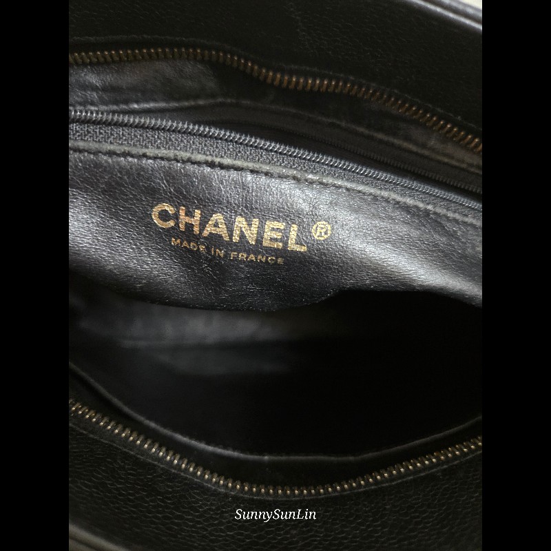 Chanel 香奈兒 復古大雙C金幣吊飾 希爾頓包 黑色荔枝紋牛皮托特包/肩背包-36