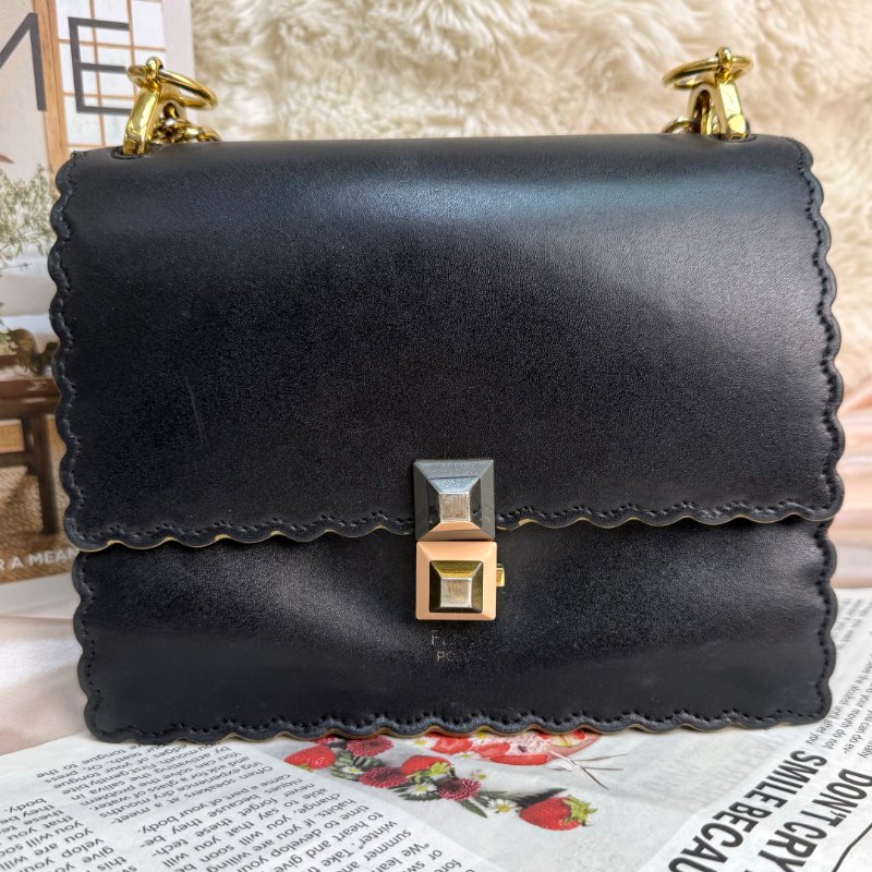 Fendi Kan I 黑色 牛皮 小號 鉚釘 燙印logo 扇形邊-1