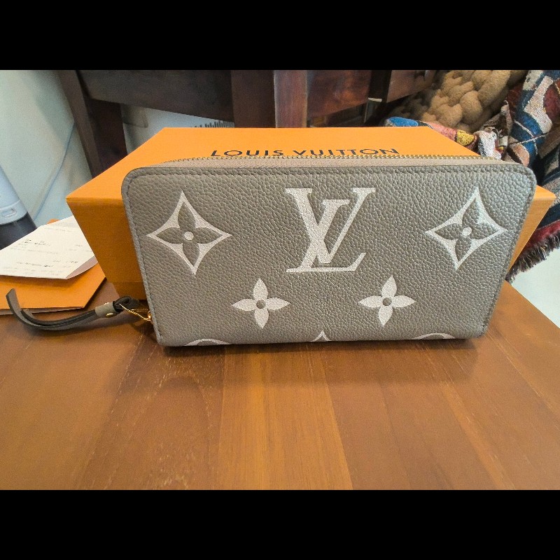 LOUIS VUITTON 路易威登 雙色壓印 經典老花拉鍊長夾 斑鳩灰 M69794-4