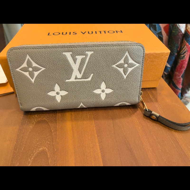 LOUIS VUITTON 路易威登 雙色壓印 經典老花拉鍊長夾 斑鳩灰 M69794-8