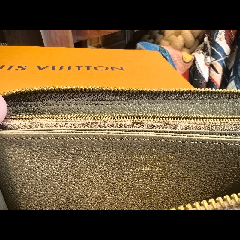 LOUIS VUITTON 路易威登 雙色壓印 經典老花拉鍊長夾 斑鳩灰 M69794-10