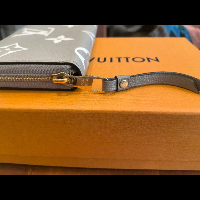 LOUIS VUITTON 路易威登 雙色壓印 經典老花拉鍊長夾 斑鳩灰 M69794-11