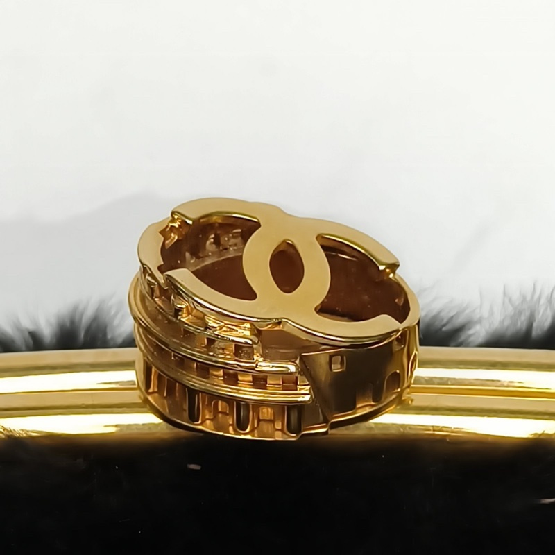 CHANEL 黑色牛皮23開金扣兔毛鏈條手提包-5