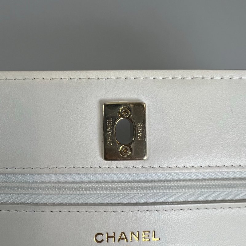 CHANEL 季節款吊墜WOC 包羊皮白 AP350晶片款-12