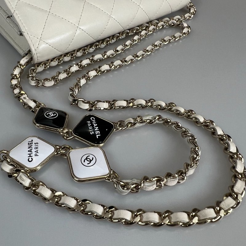 CHANEL 季節款吊墜WOC 包羊皮白 AP350晶片款-14