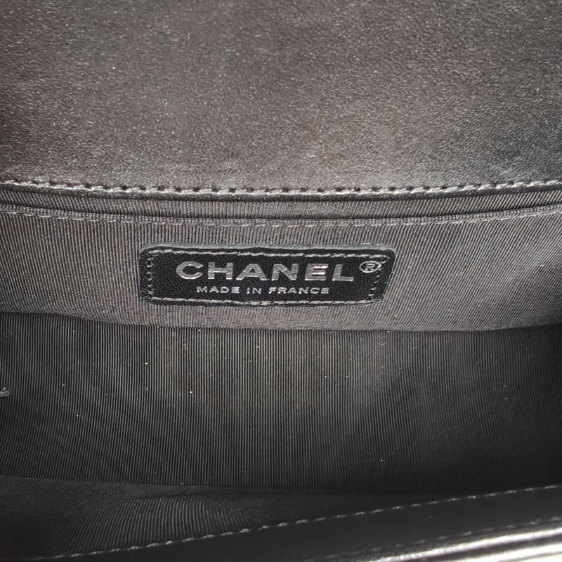 CHANEL Leboy黑色牛皮21開限量銀色細珠金屬亮片肩背包-5