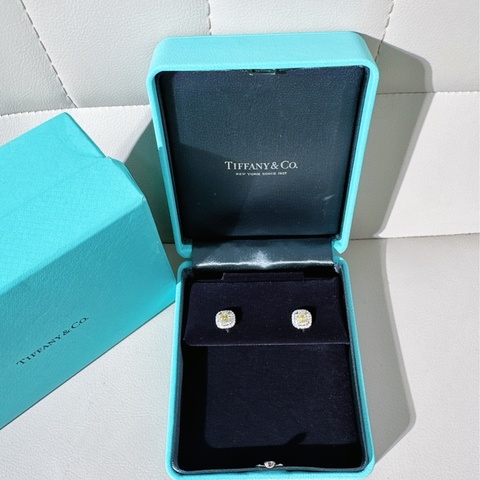 Tiffany soleste系列 0.43克拉方形切割圍鑲黃鑽耳環，濃彩黃