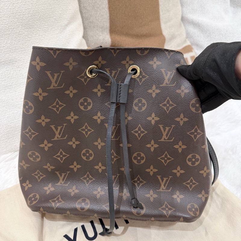 LV/ 黑水桶包-1
