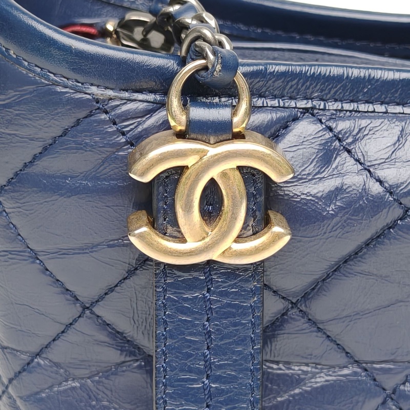 CHANEL GABRIELLE流浪小號藍色牛皮25開金銀扣肩背包-4